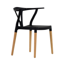 Пластиковый стул Wishbone черный ножки деревянные
